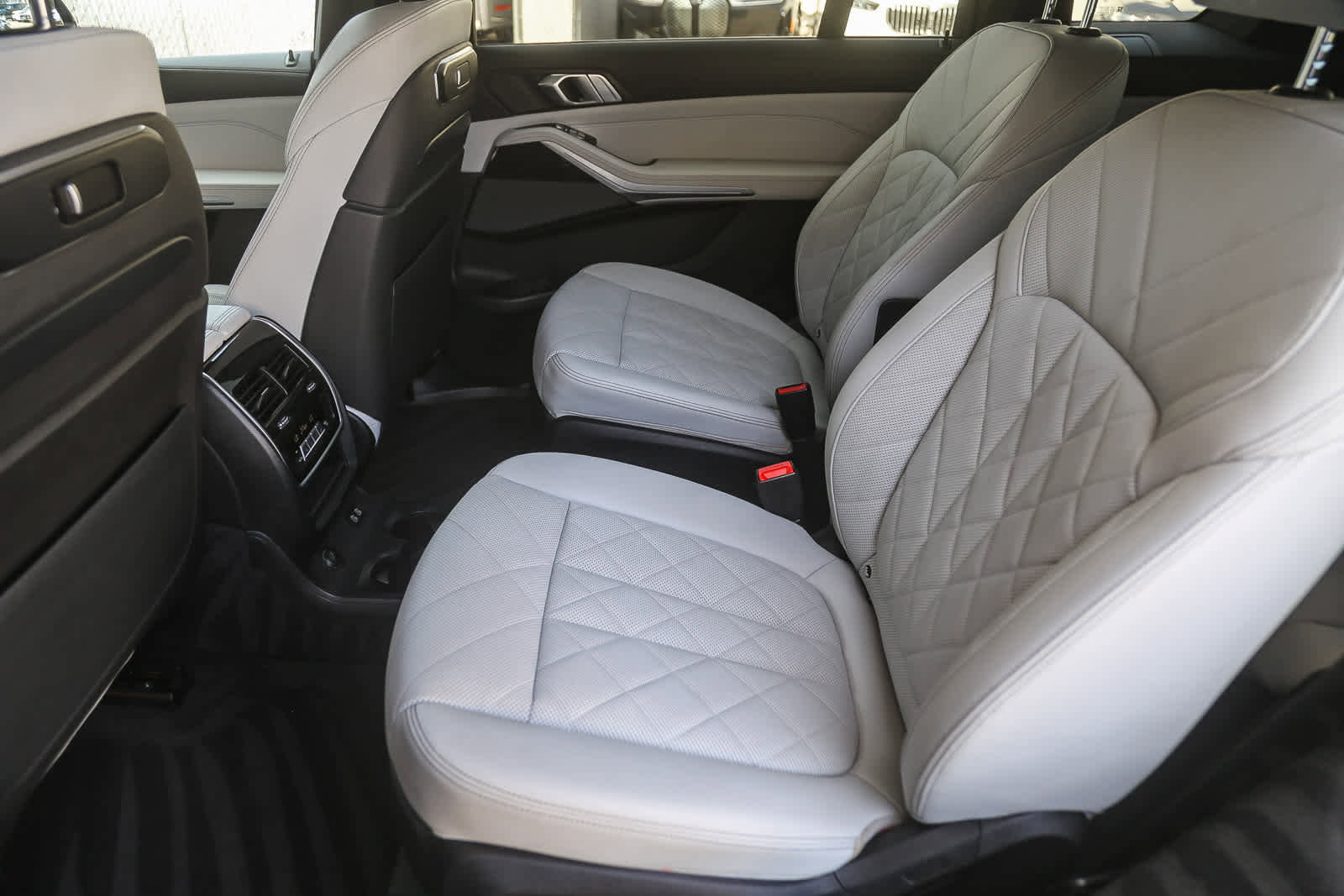 Used 2023 BMW X7 xDrive40i w/ M Sport Package image 15