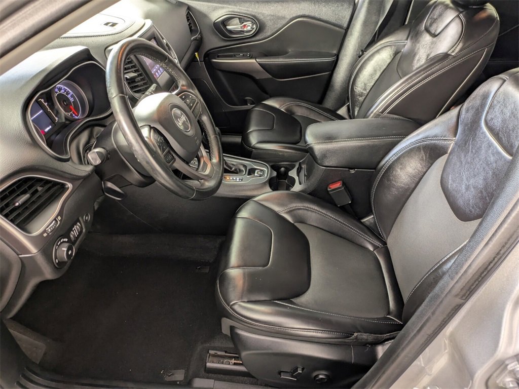 Used 2019 Jeep Cherokee Latitude Plus w/ Comfort/Convenience Group image 9