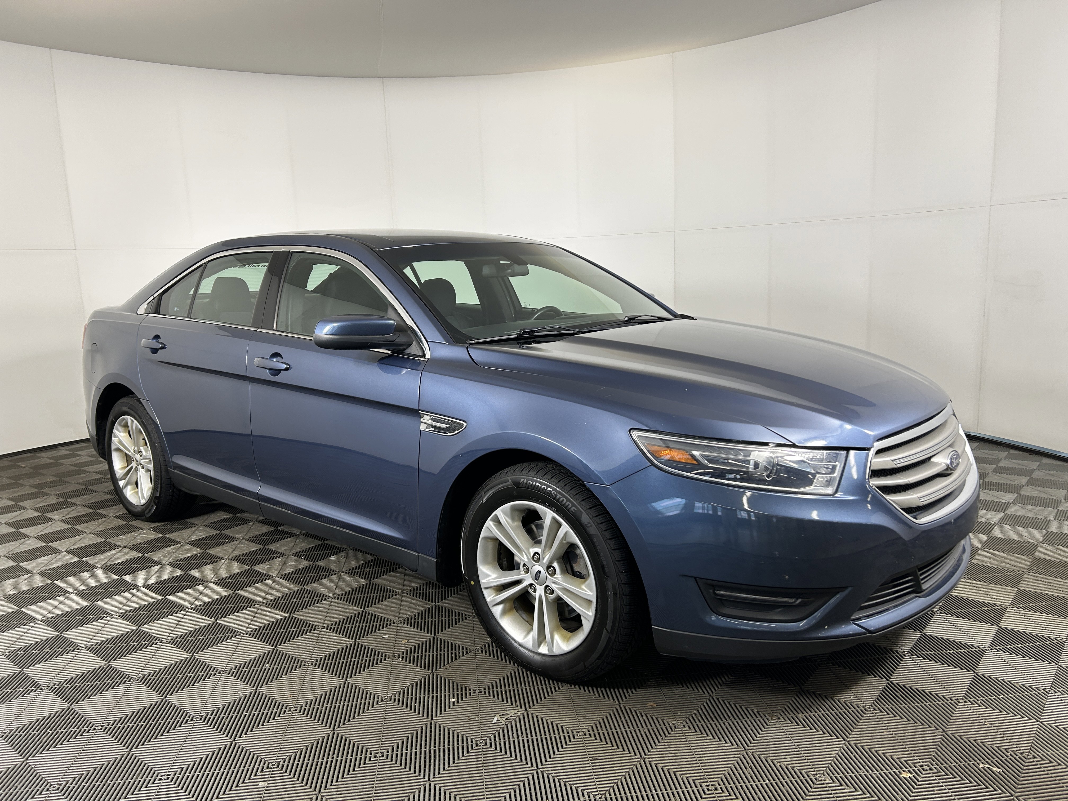 Used 2019 Ford Taurus SEL image 3