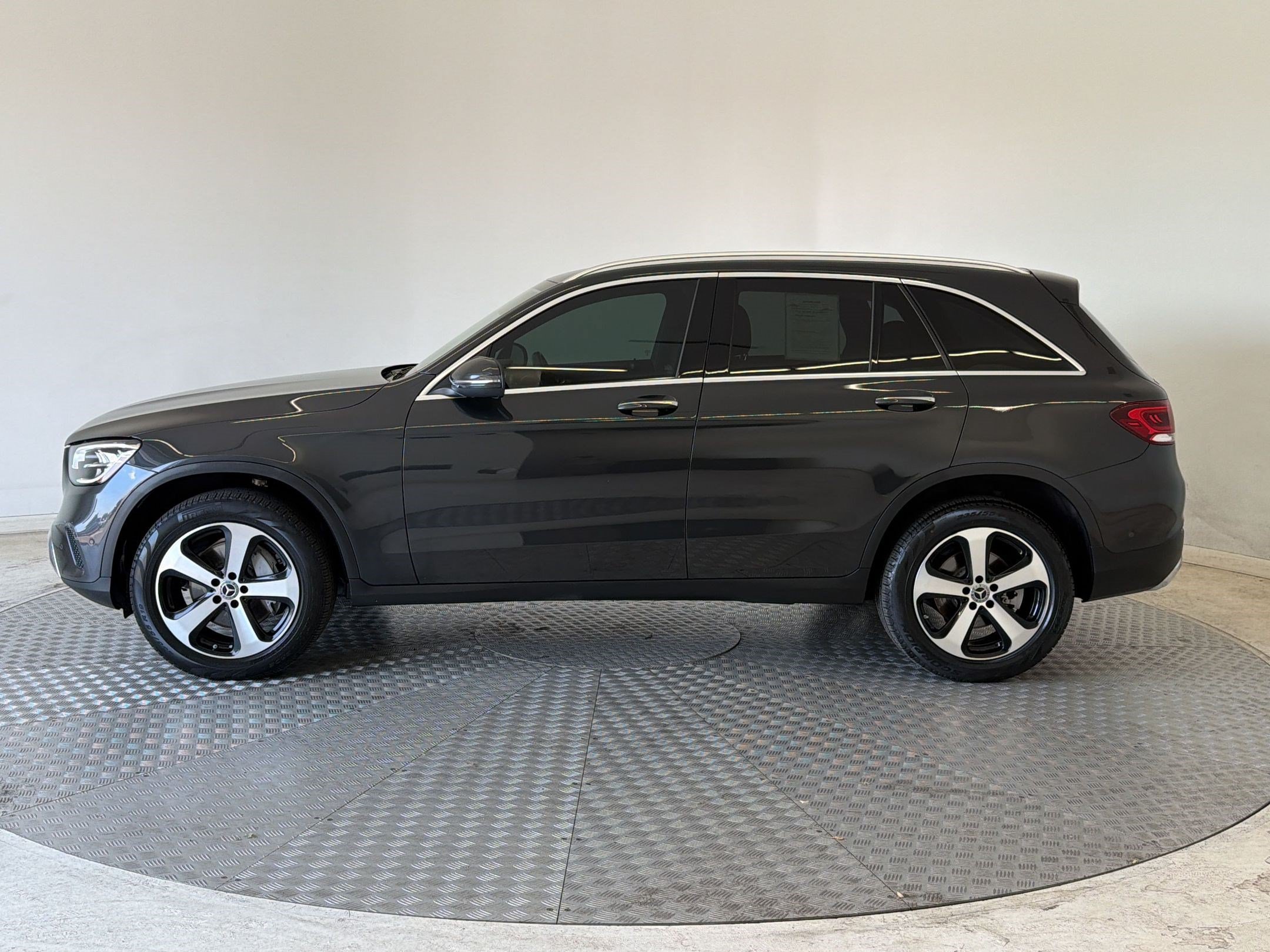 Used 2021 Mercedes-Benz GLC 300 4MATIC image 2