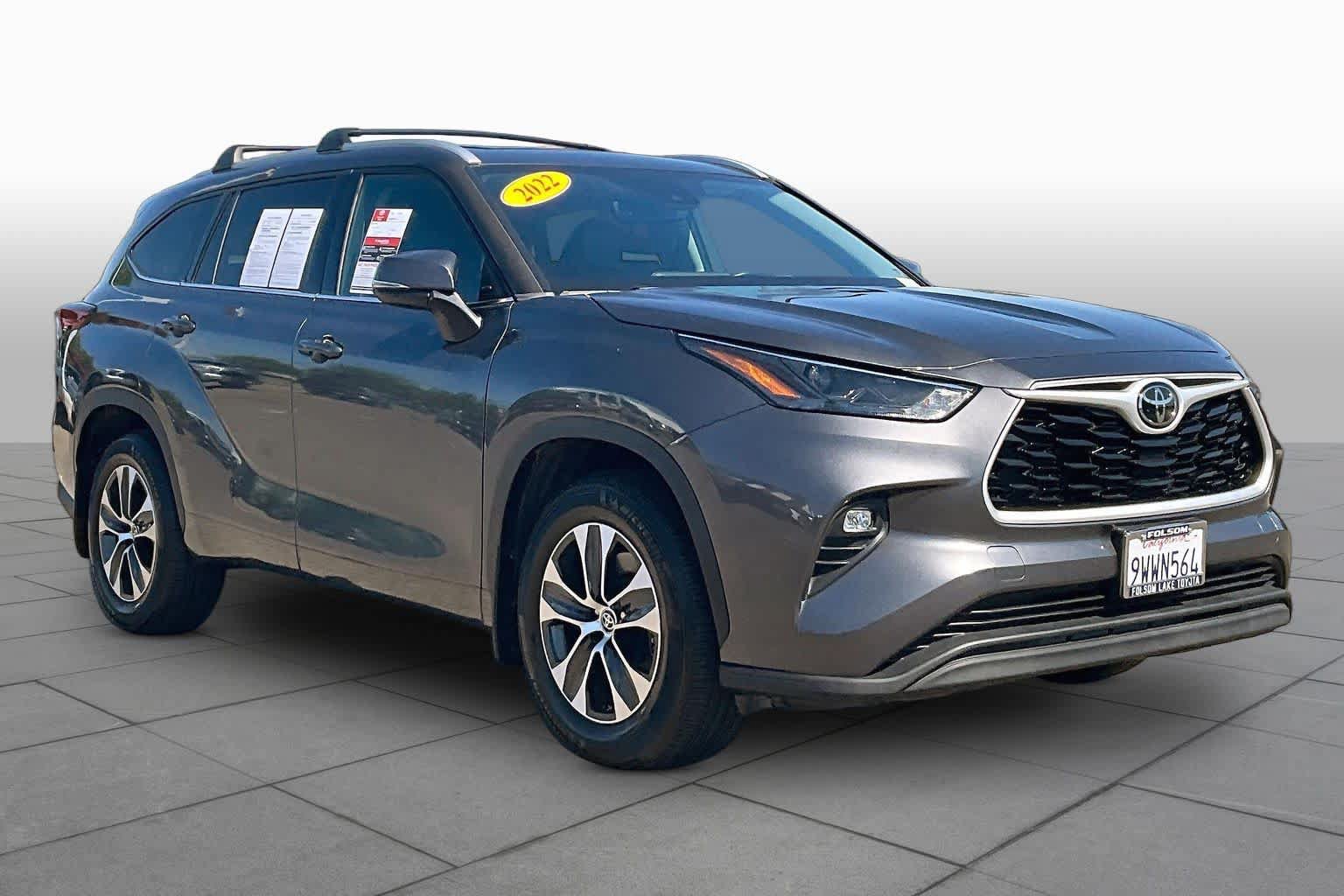 Used 2022 Toyota Highlander XLE FWD image 2