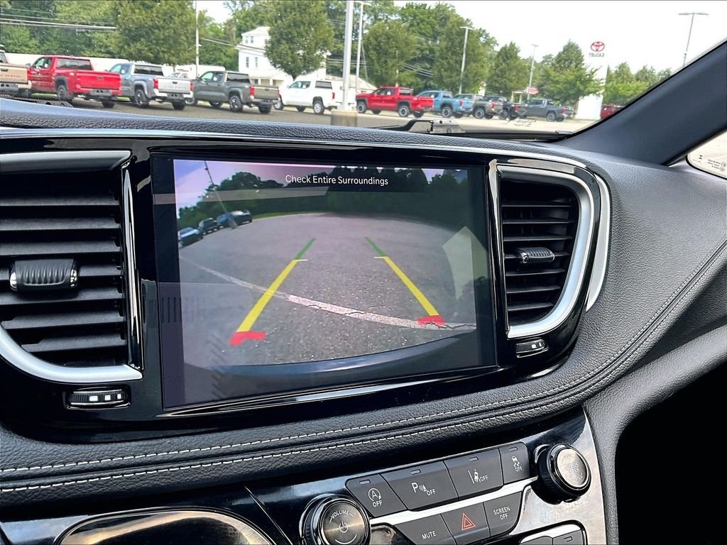 Used 2025 Chrysler Pacifica Limited FWD image 20