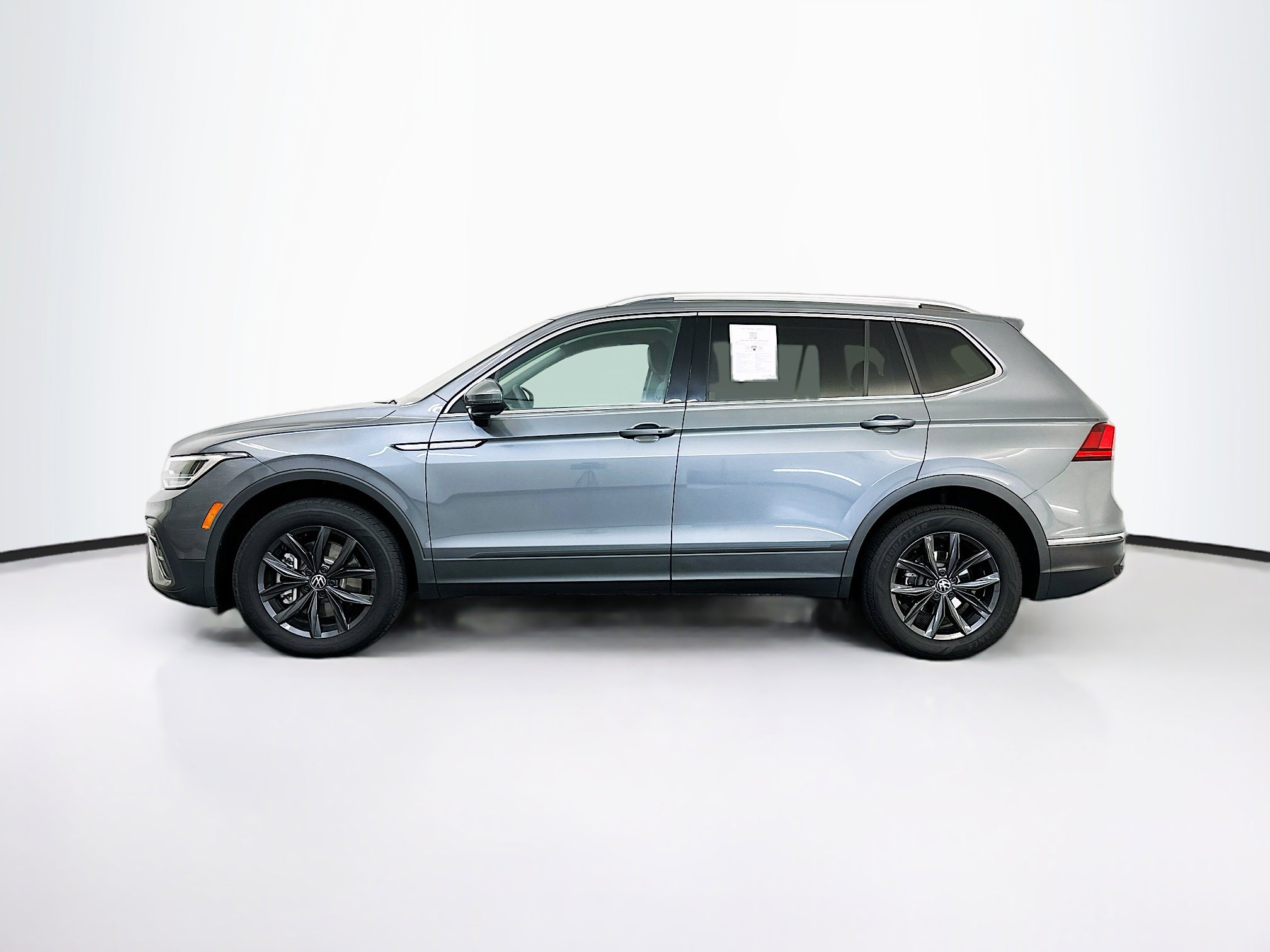 Used 2024 Volkswagen Tiguan SE w/ MDO Package, Two-Row image 4