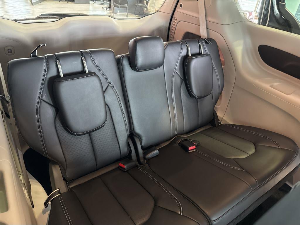 Used 2024 Chrysler Pacifica Touring-L AWD/4WD image 31