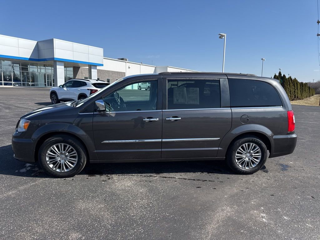 Used 2016 Chrysler Town & Country Touring-L w/ Driver Convenience Group image 4