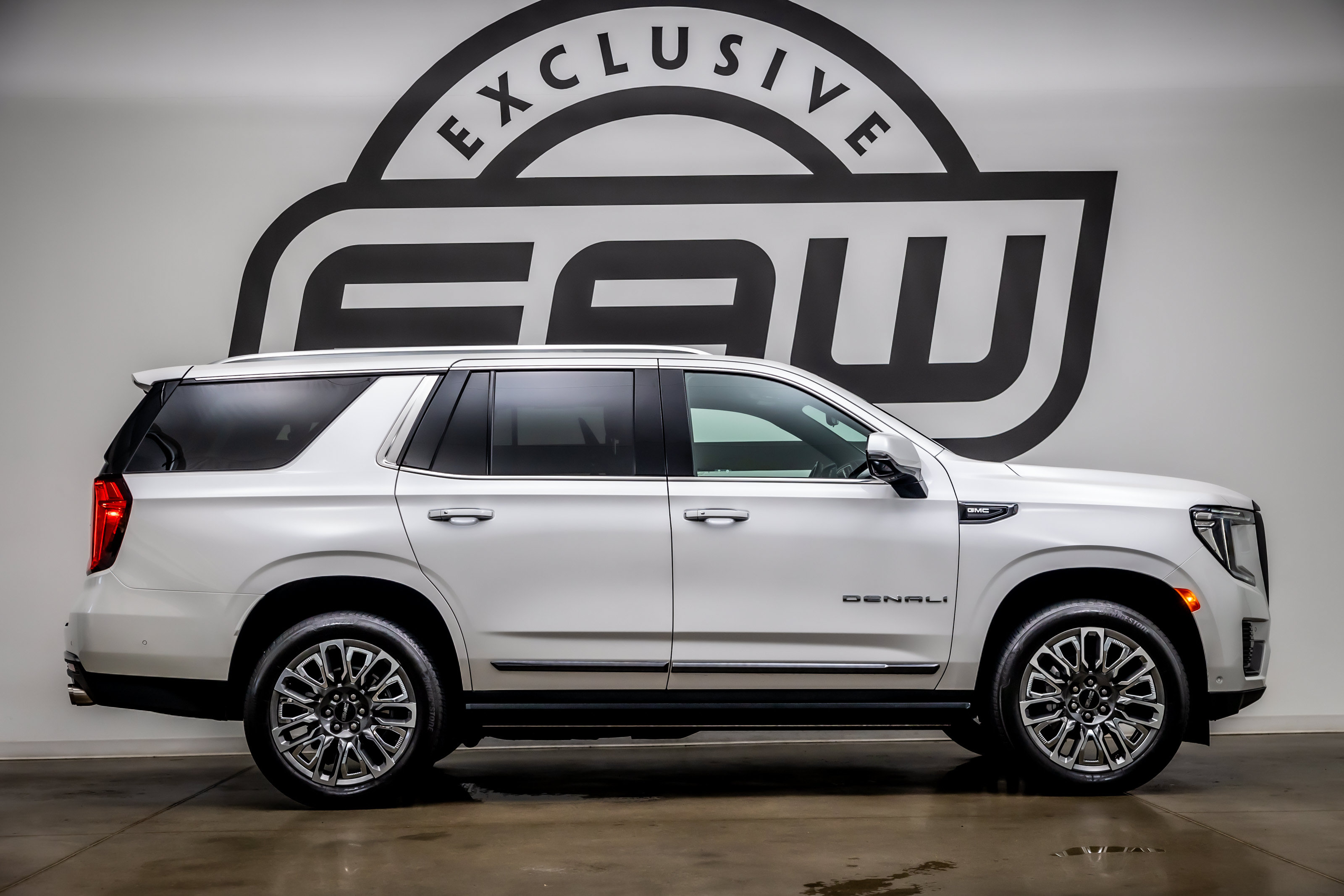 Used 2023 GMC Yukon Denali Ultimate AWD/4WD image 9