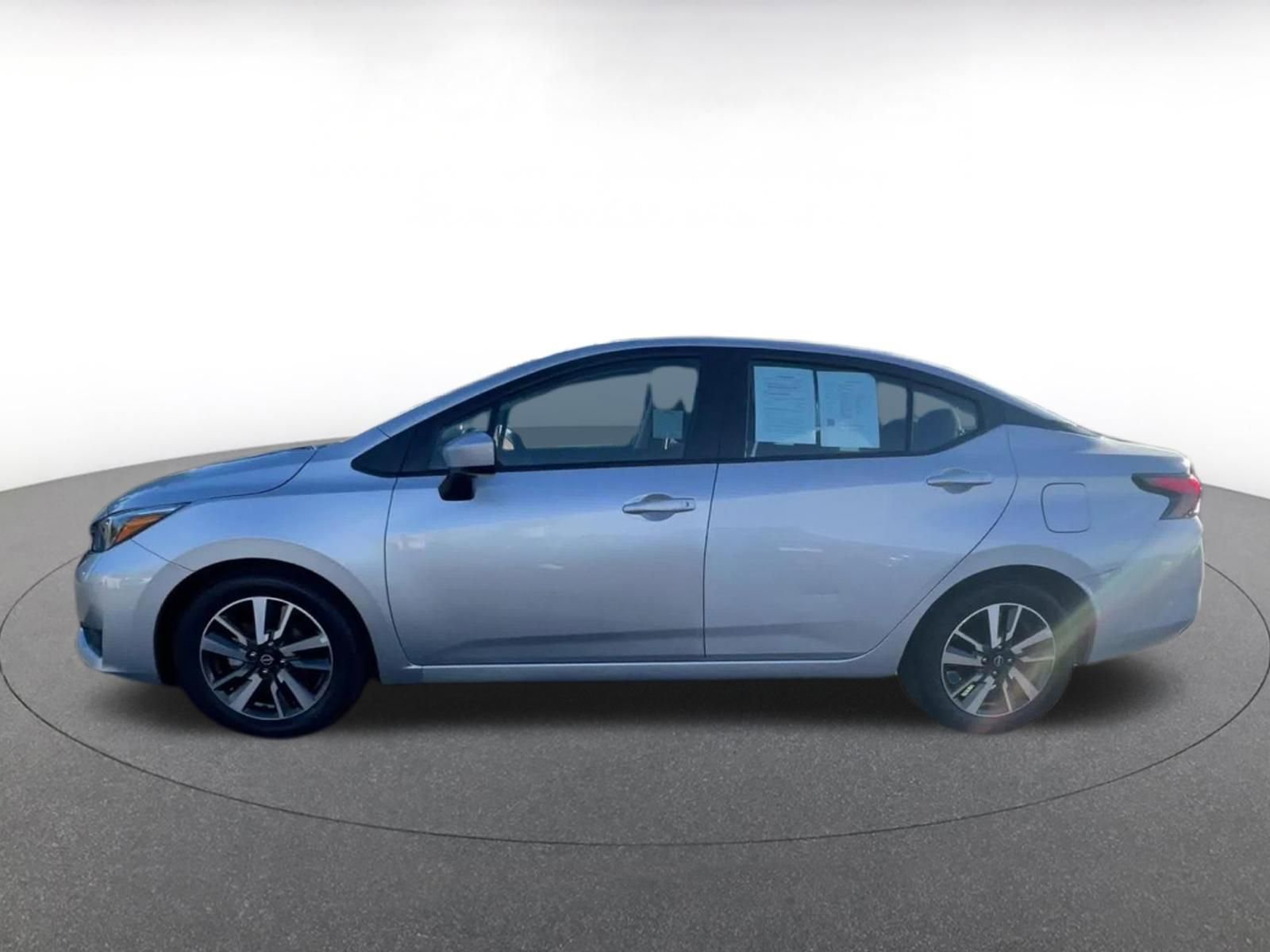 Used 2025 Nissan Versa SV image 9