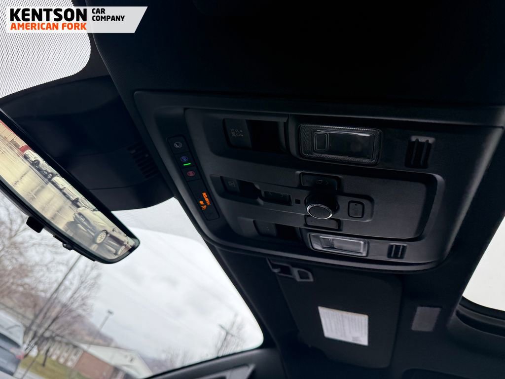 Used 2025 Chevrolet Suburban High Country image 30