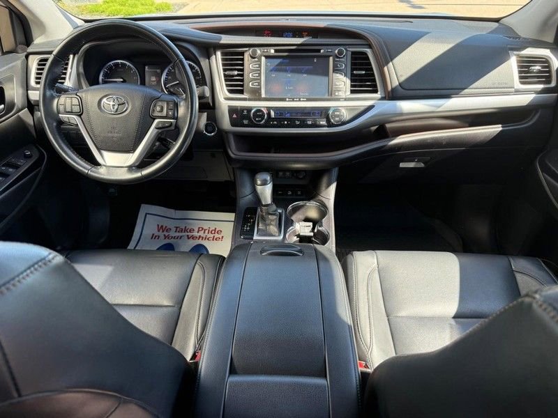 Used 2018 Toyota Highlander XLE AWD/4WD image 14