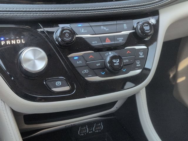 Used 2023 Chrysler Pacifica Limited FWD image 24
