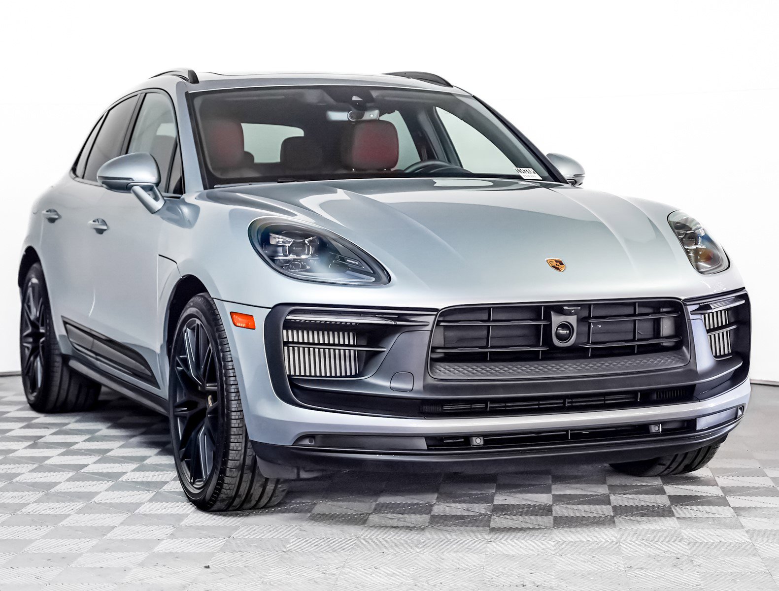 Certified 2025 Porsche Macan GTS image 8