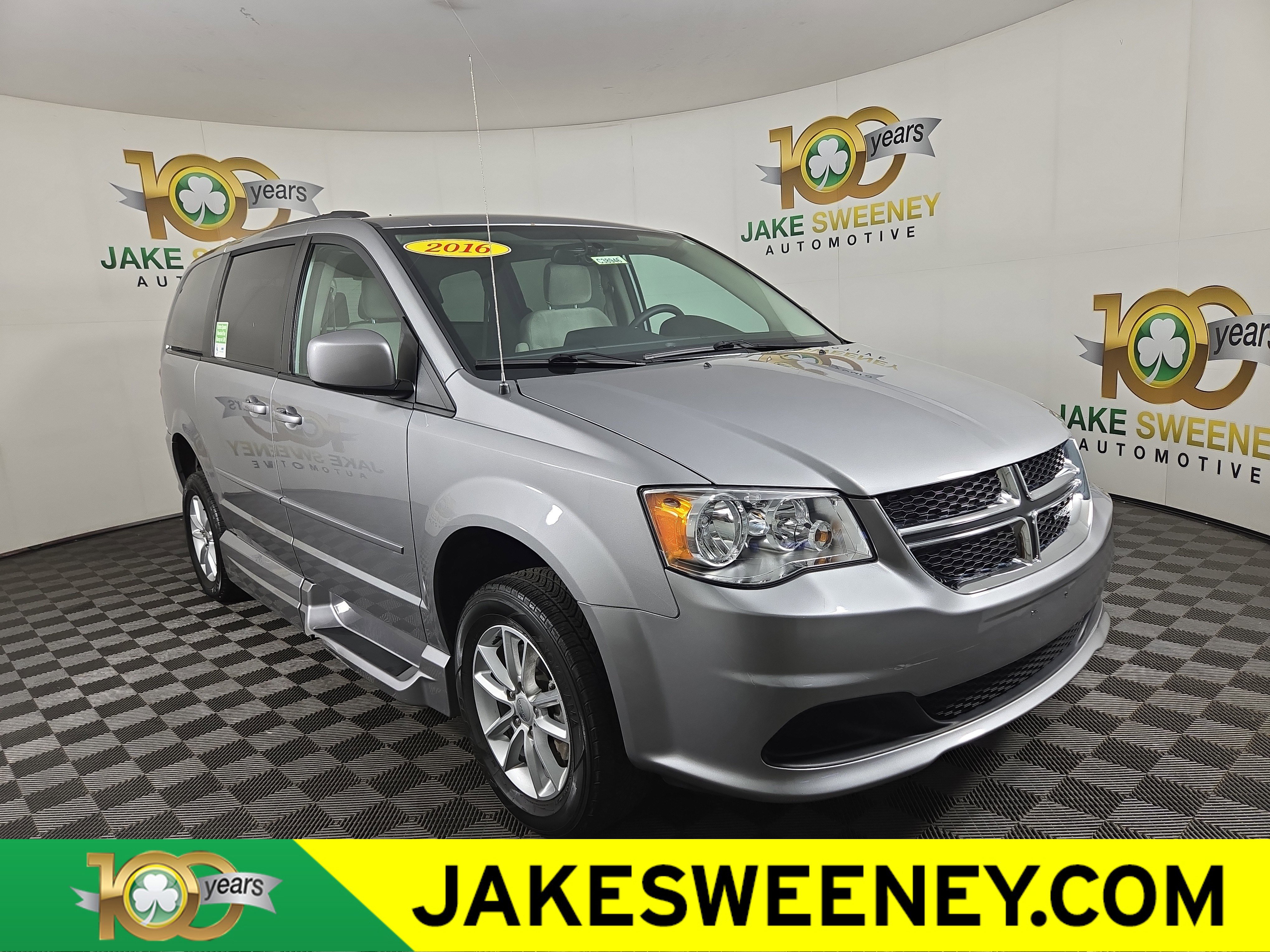 Used 2016 Dodge Grand Caravan SXT w/ UConnect Hands-Free Group image 1
