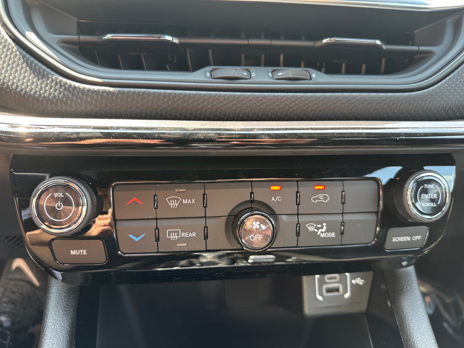 New 2026 Jeep Compass Latitude AWD/4WD image 28