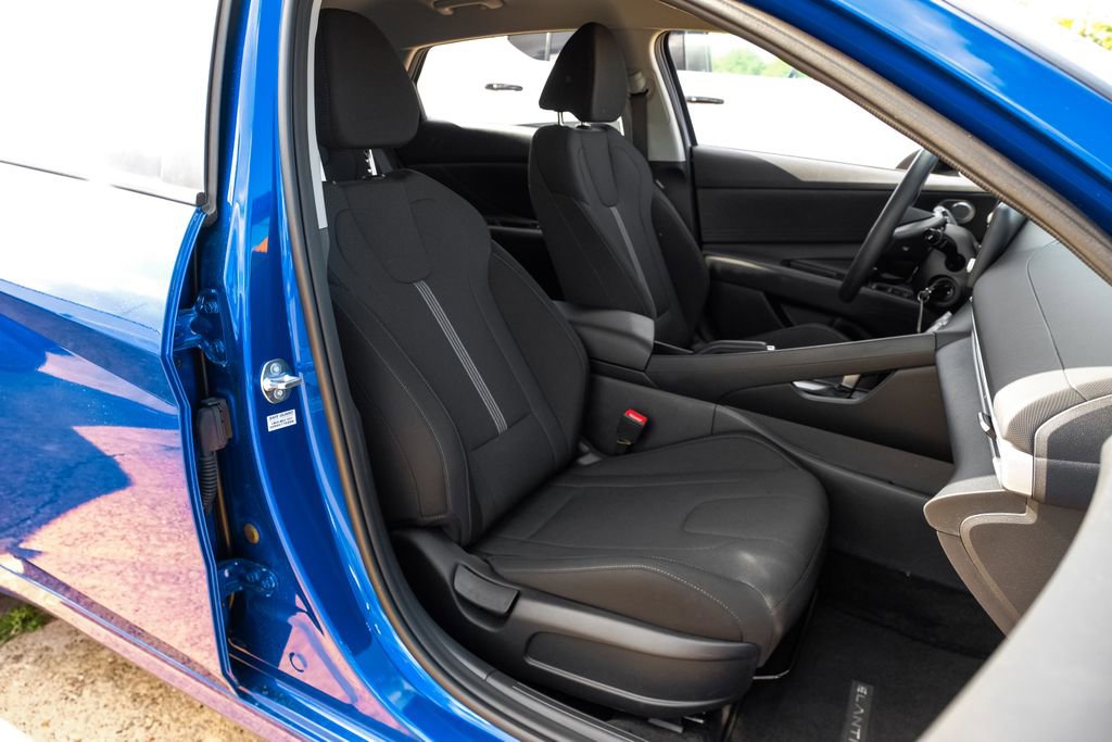 Used 2025 Hyundai Elantra SE image 35