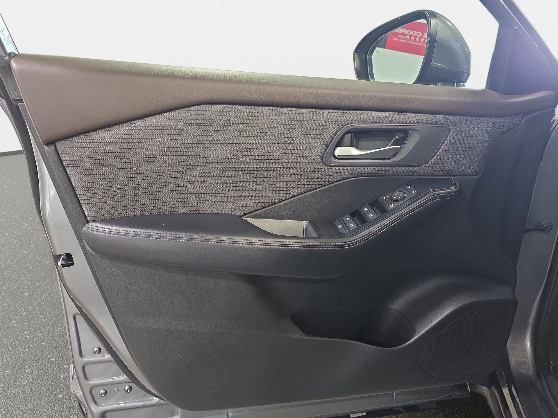 Used 2023 Nissan Rogue SV FWD image 25