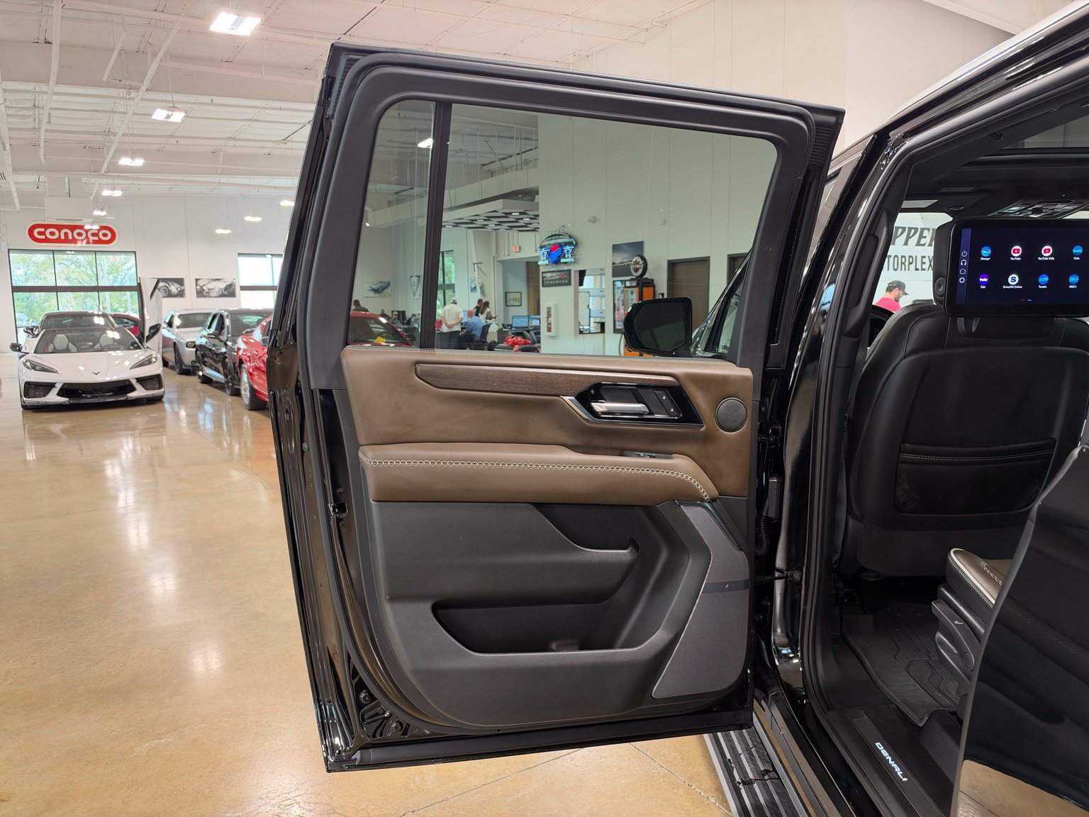 Used 2026 GMC Yukon XL Denali Ultimate w/ LPO, Illumination Package AWD/4WD image 39