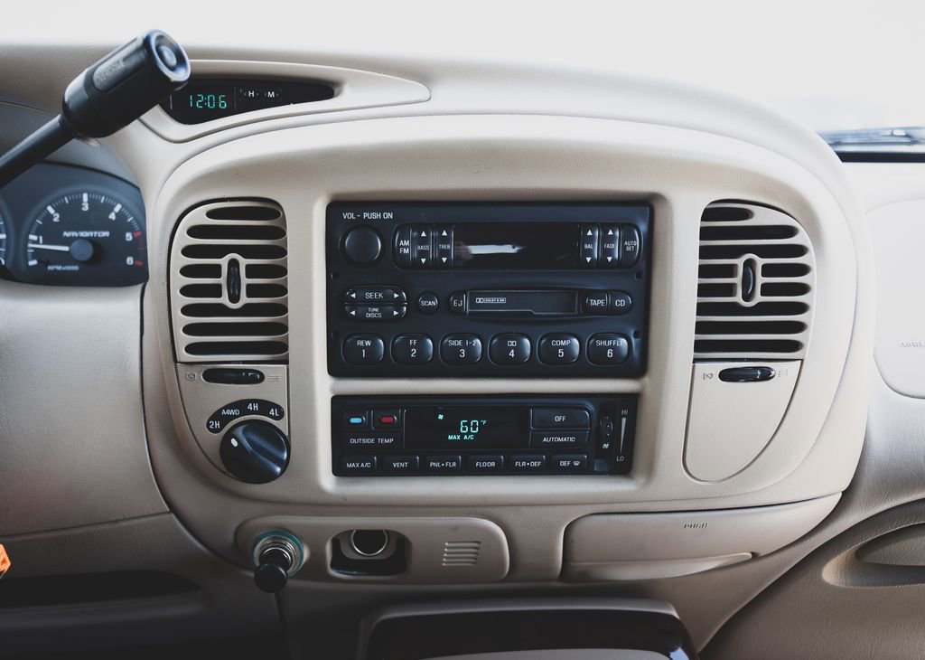 Used 1998 Lincoln Navigator 4WD image 3