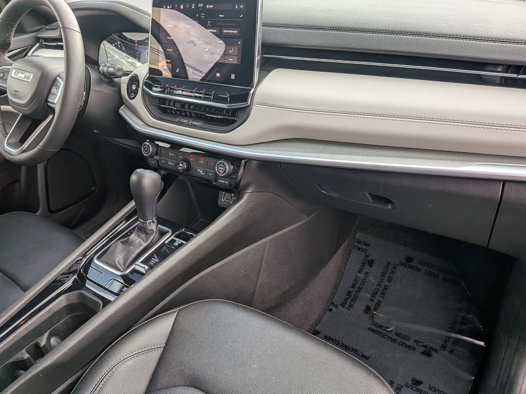 Used 2025 Jeep Compass Limited image 32