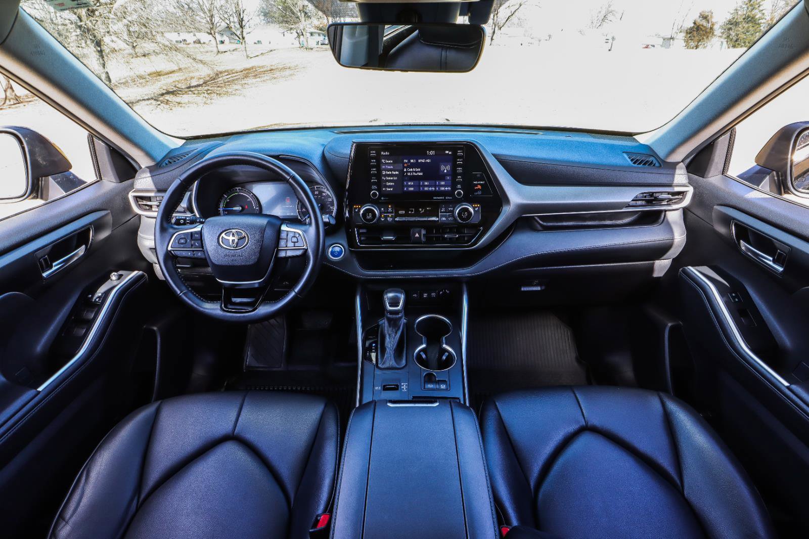 Used 2021 Toyota Highlander XLE image 2