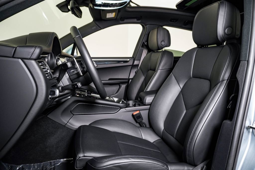 Certified 2026 Porsche Macan AWD/4WD image 5