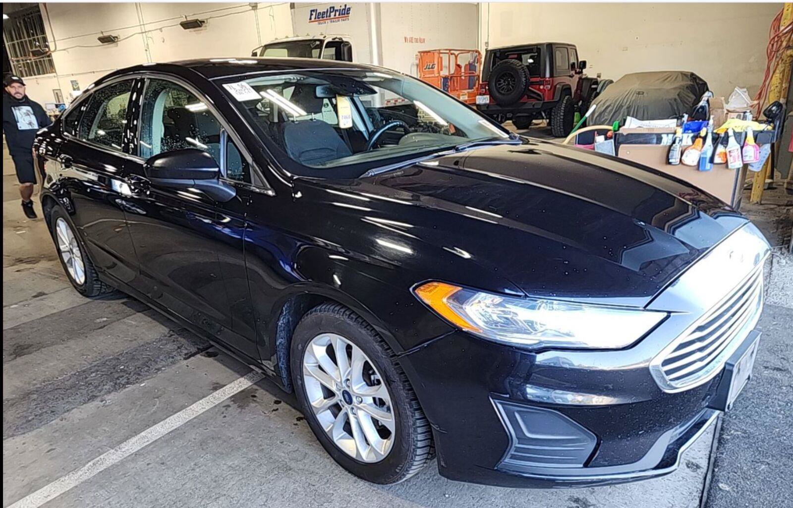 Used 2020 Ford Fusion SE FWD image 2