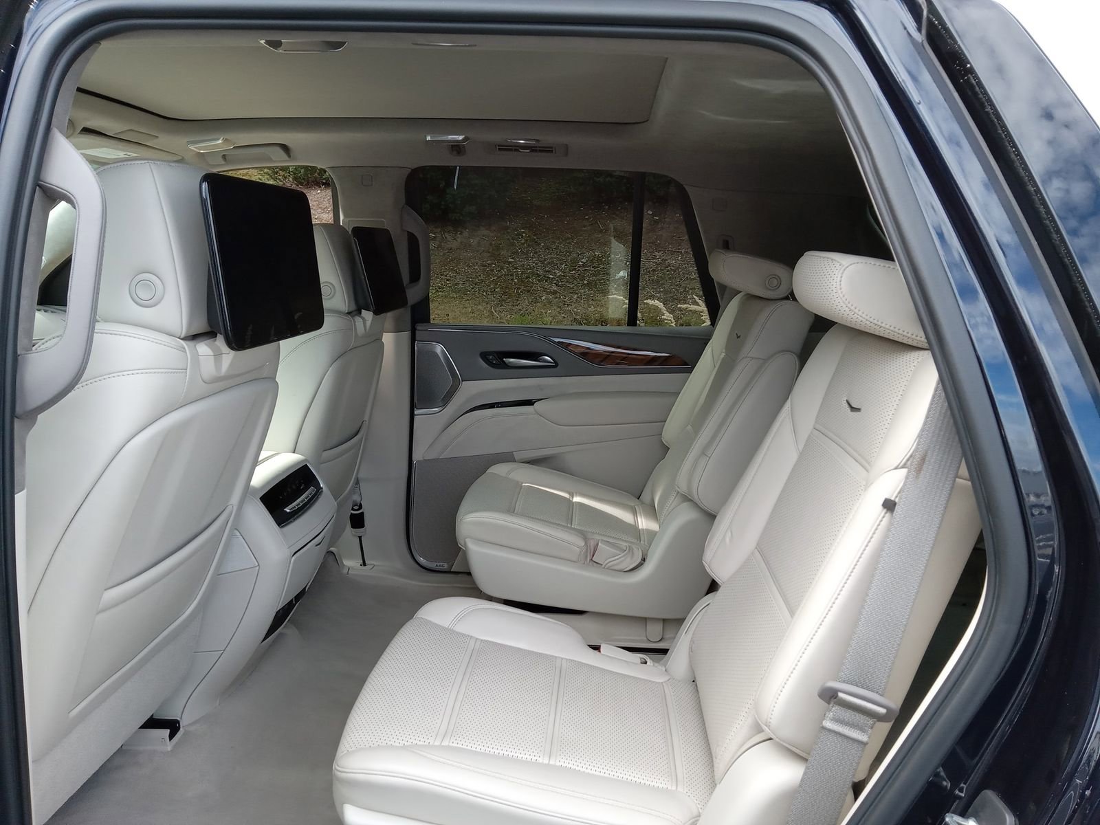 Used 2021 Cadillac Escalade Premium Luxury Platinum image 14