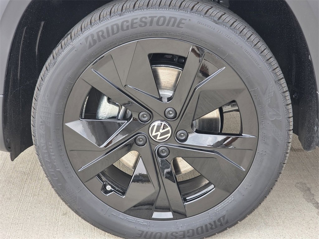 New 2026 Volkswagen Taos SE image 8