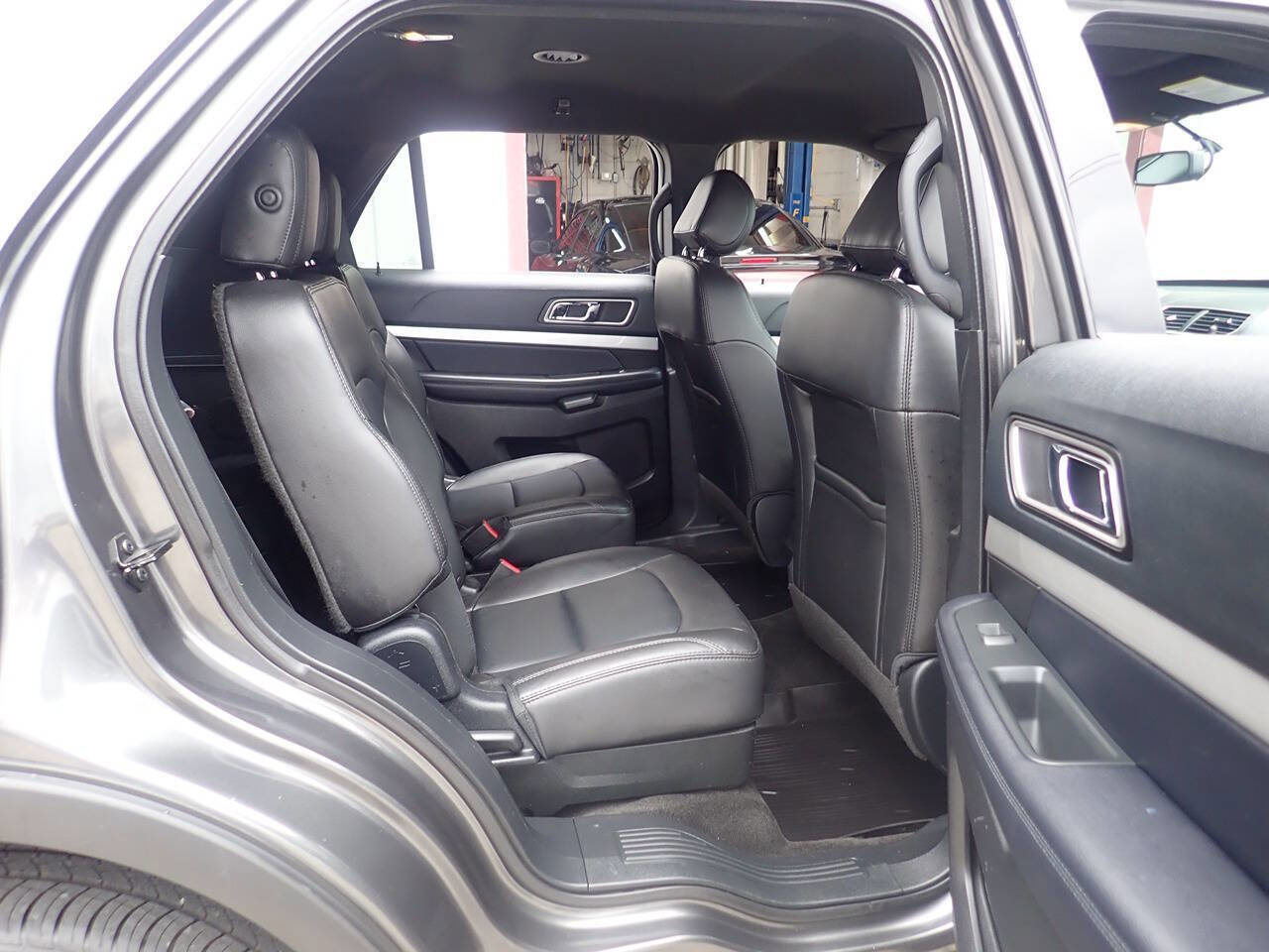 Used 2017 Ford Explorer XLT w/ Equipment Group 202A AWD/4WD image 25