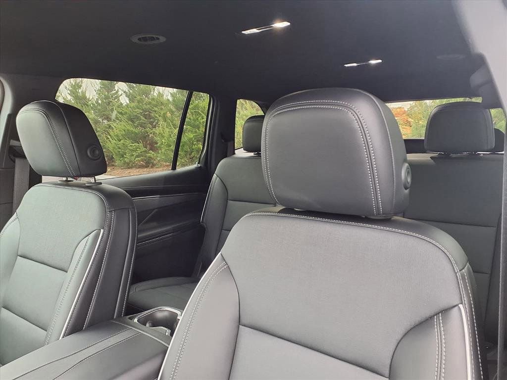 Used 2025 Buick Enclave Preferred w/ Power Package image 11