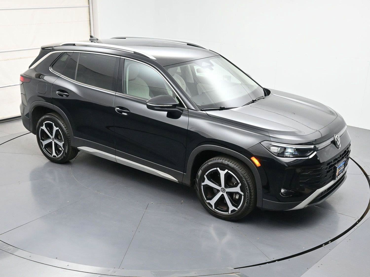 Used 2025 Volkswagen Tiguan SE AWD/4WD image 36