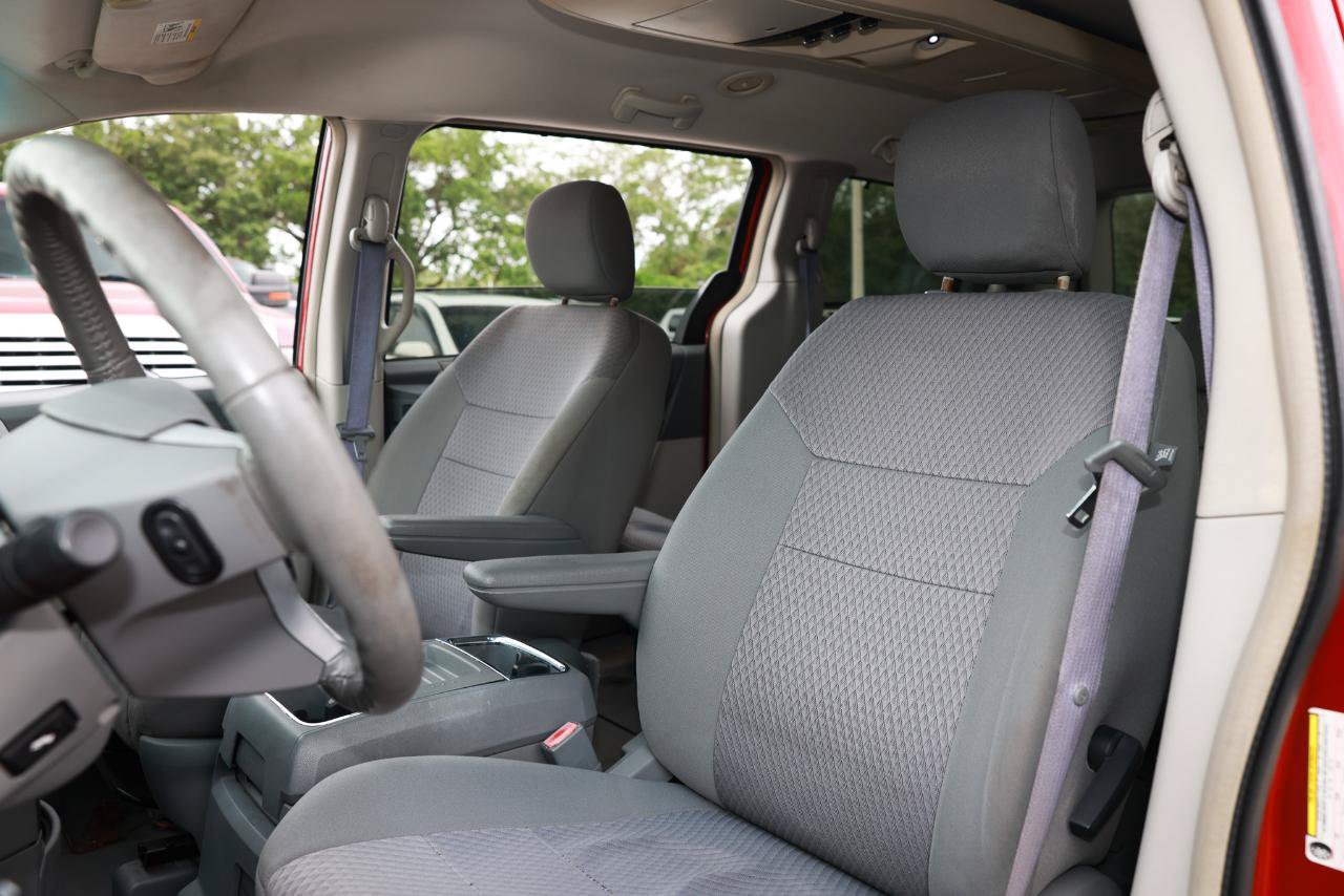 Used 2008 Chrysler Town & Country Touring w/ Entertainment Group #2 FWD image 6