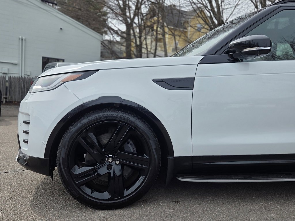 Used 2025 Land Rover Discovery Dynamic SE image 9