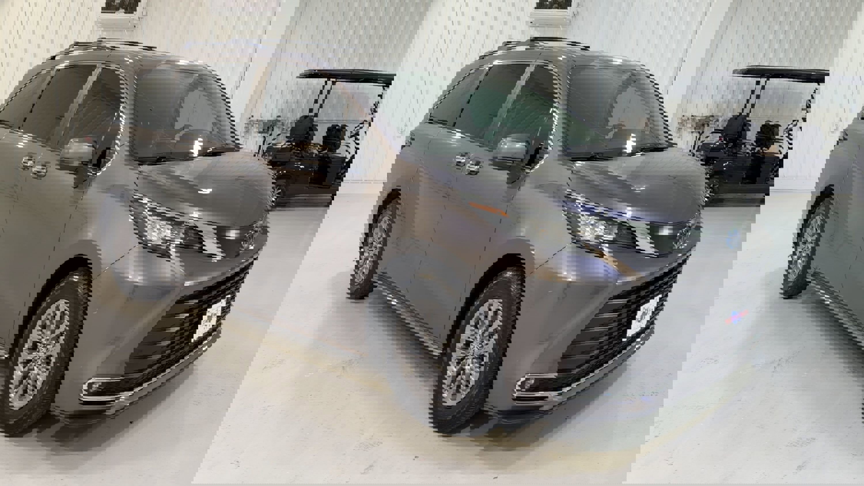 Used 2023 Toyota Sienna XLE image 3