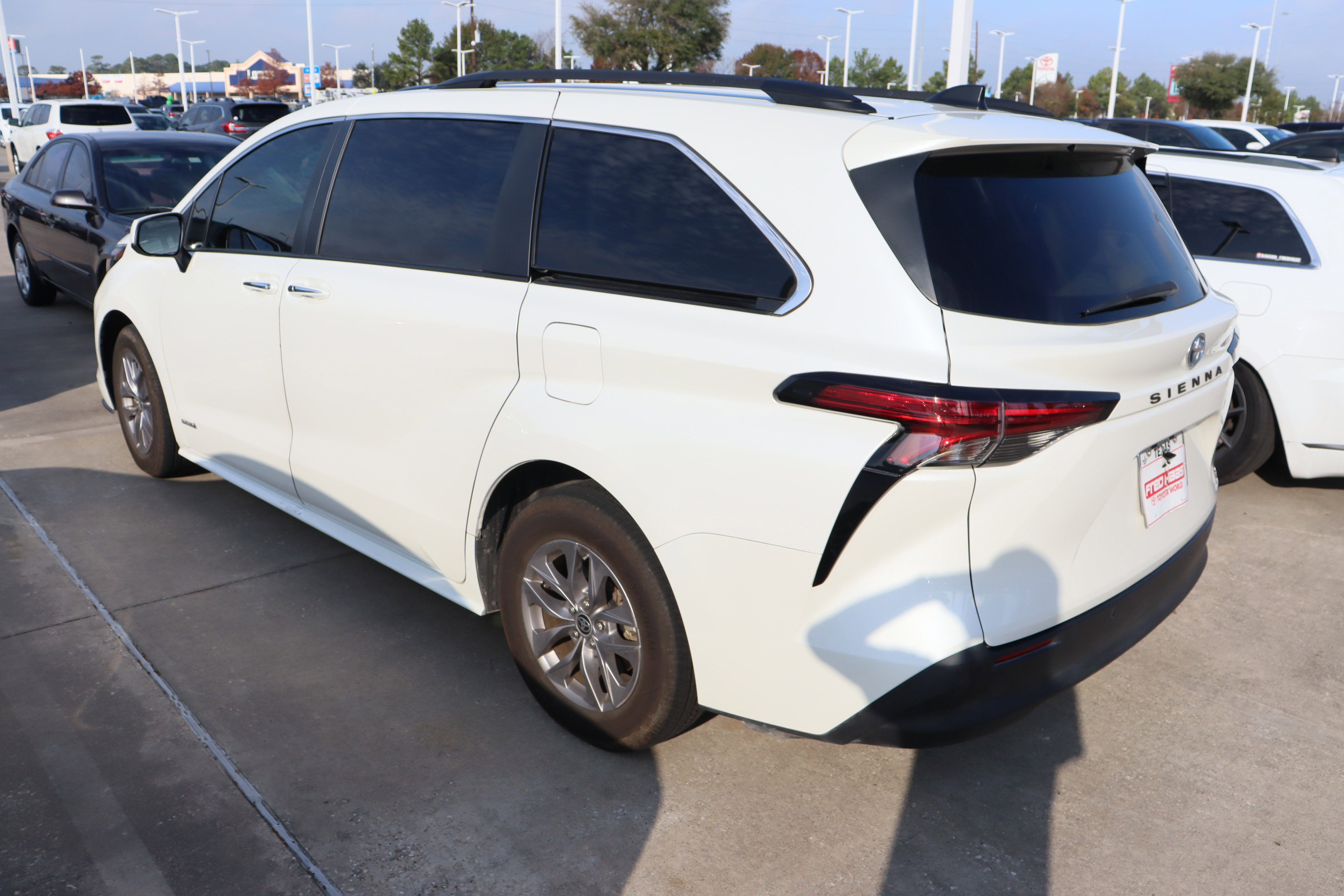 Used 2021 Toyota Sienna XLE image 5