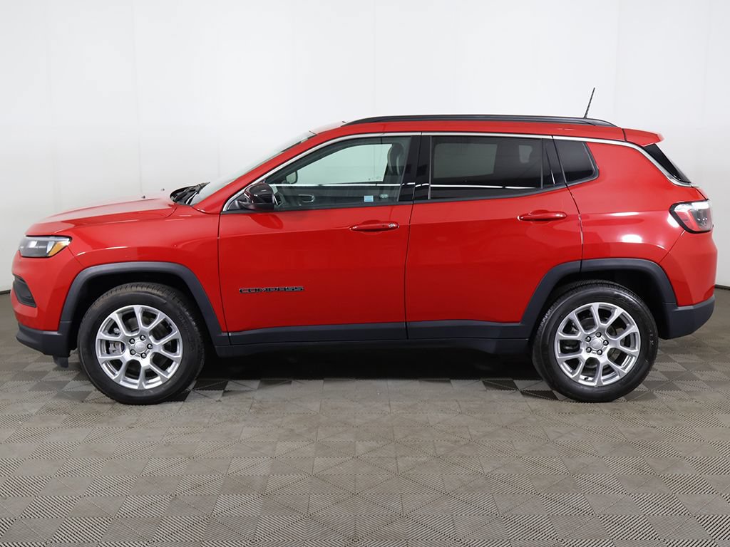 Used 2024 Jeep Compass Latitude w/ Sun and Sound Group AWD/4WD image 17