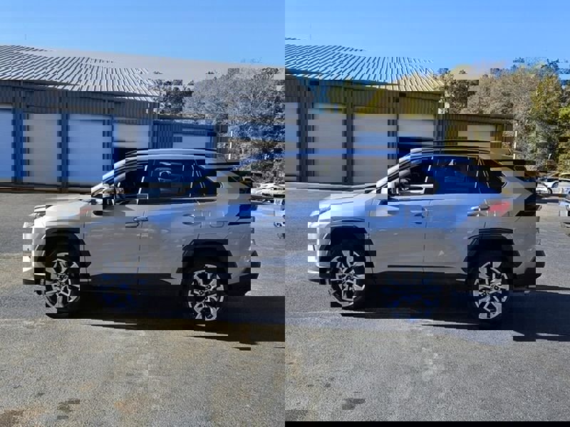 Used 2023 Toyota RAV4 XLE Premium image 5