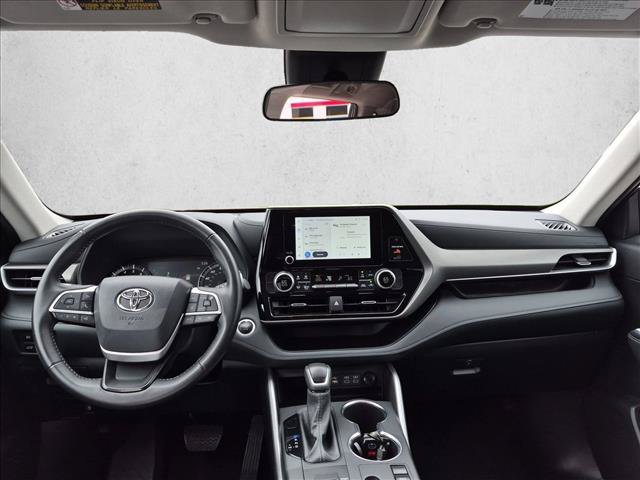Used 2025 Toyota Highlander LE FWD image 17