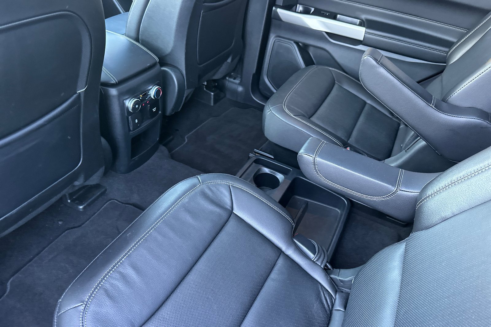 Used 2020 Ford Explorer Limited w/ Class III Trailer Tow Package image 12