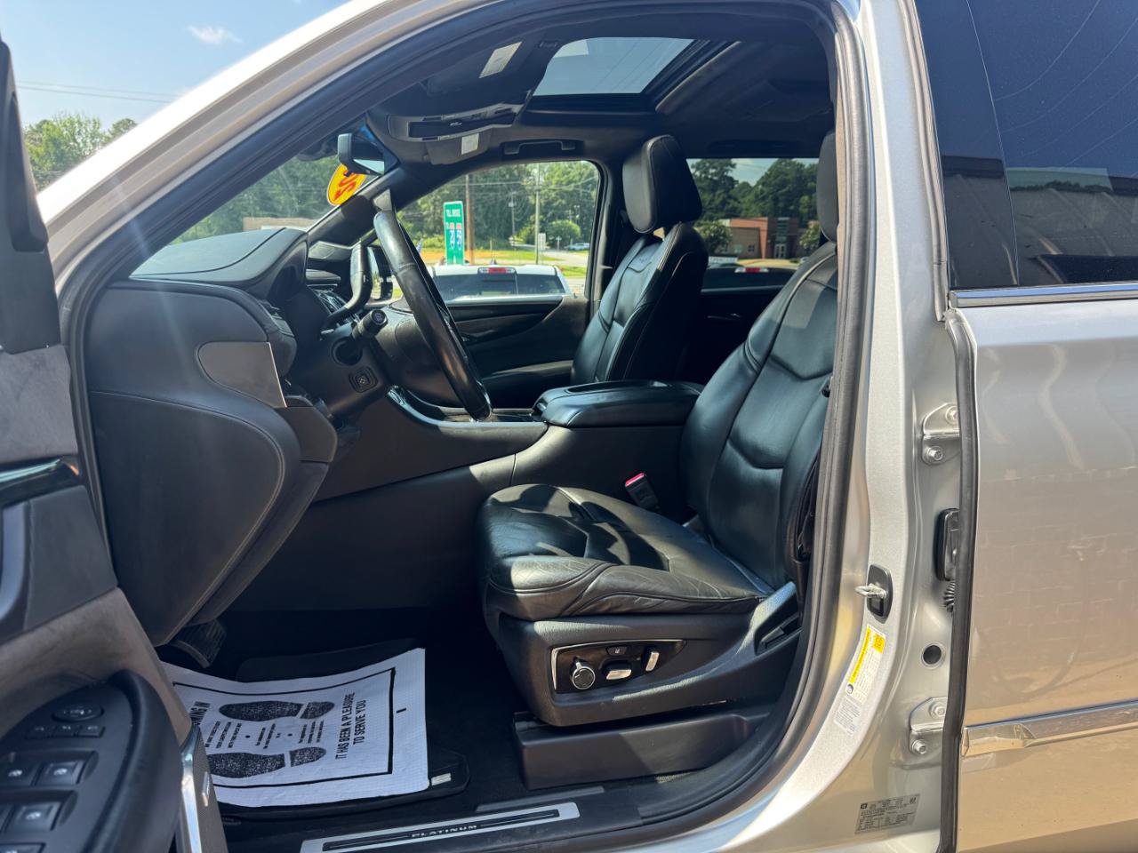 Used 2017 Cadillac Escalade ESV Platinum AWD/4WD image 11
