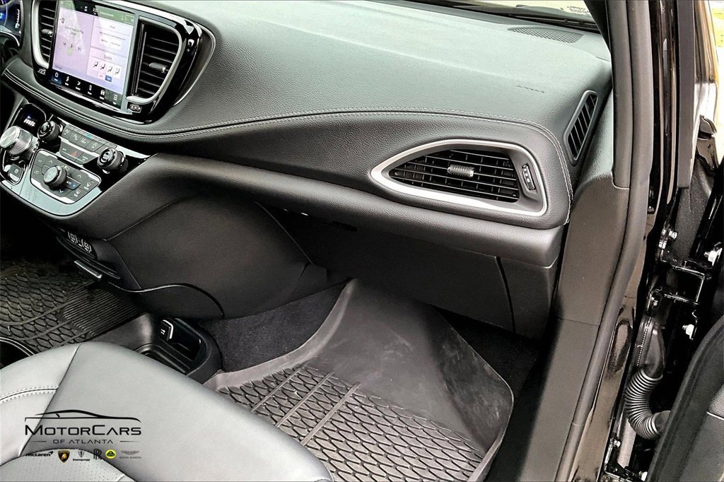 Used 2025 Chrysler Pacifica Select image 15