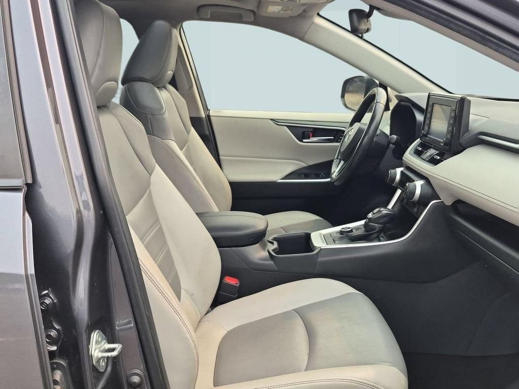 Used 2022 Toyota RAV4 XLE Premium AWD/4WD image 29