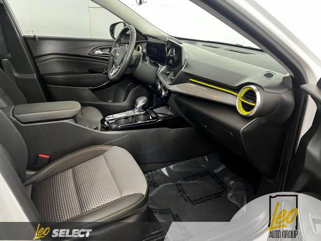 Used 2024 Chevrolet Trax LT w/ Sunroof Package FWD image 18