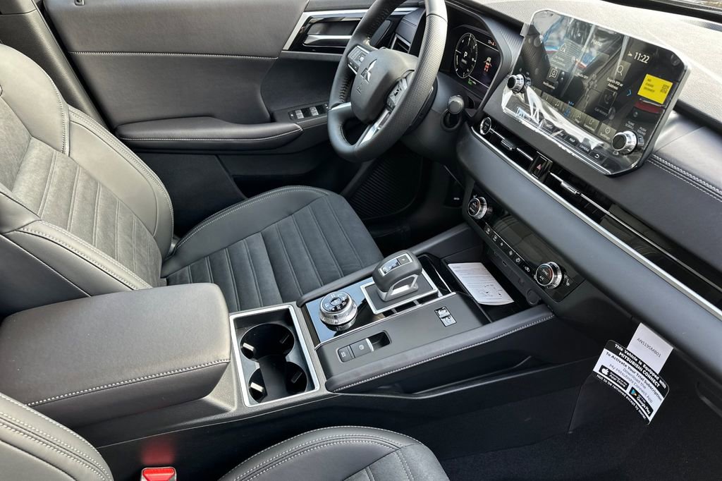 New 2025 Mitsubishi Outlander SE image 17