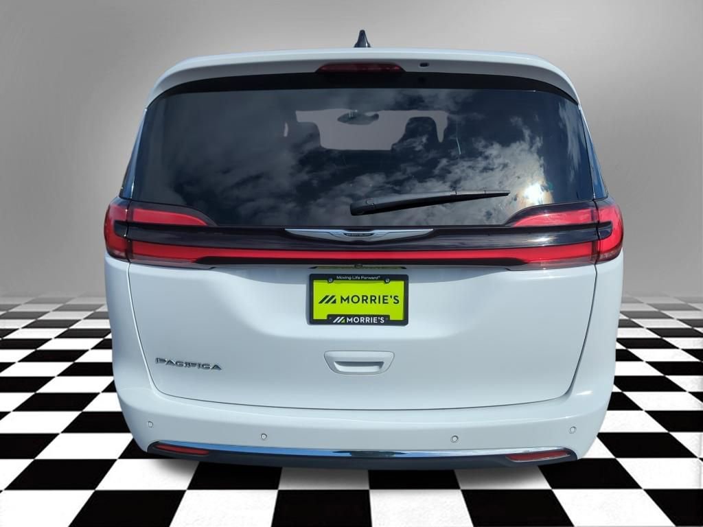 Used 2025 Chrysler Pacifica Select image 6