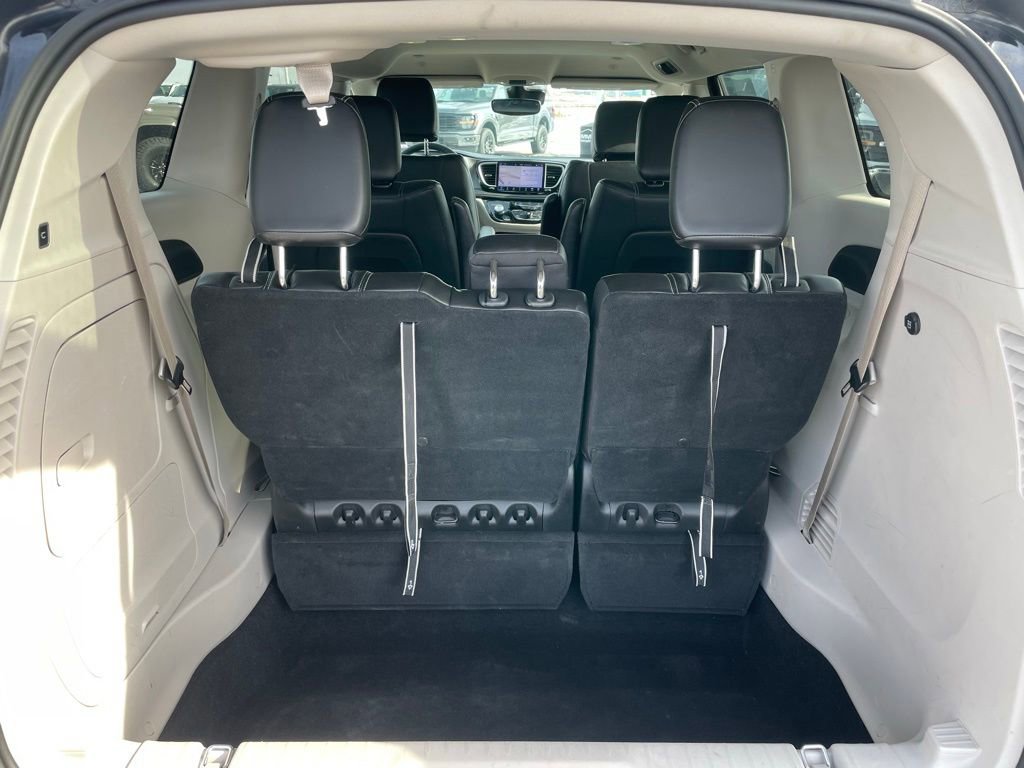 Used 2024 Chrysler Pacifica Select image 33
