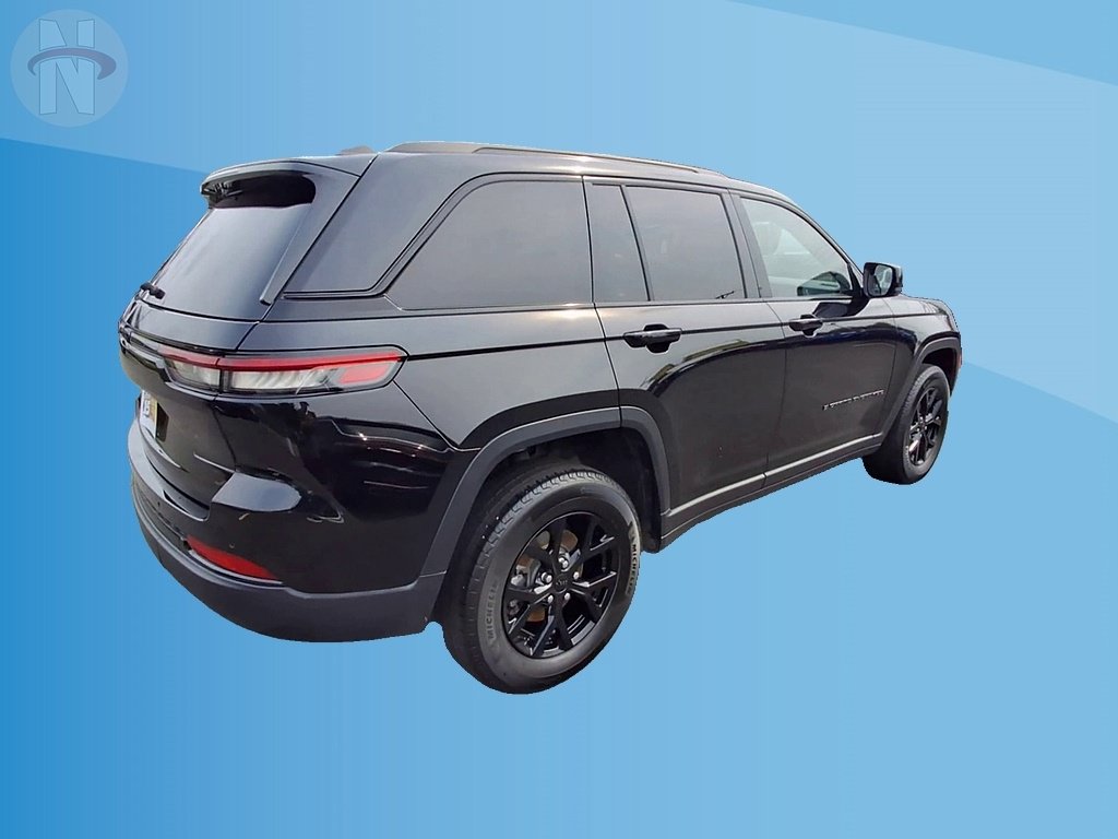 Used 2025 Jeep Grand Cherokee Altitude AWD/4WD image 8