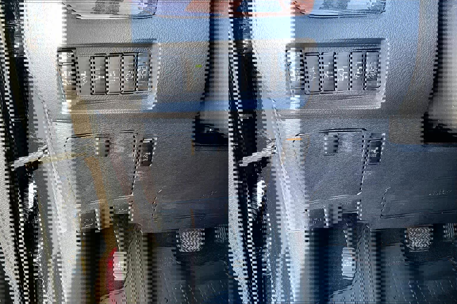 Used 2018 Toyota Sienna Limited Premium image 32