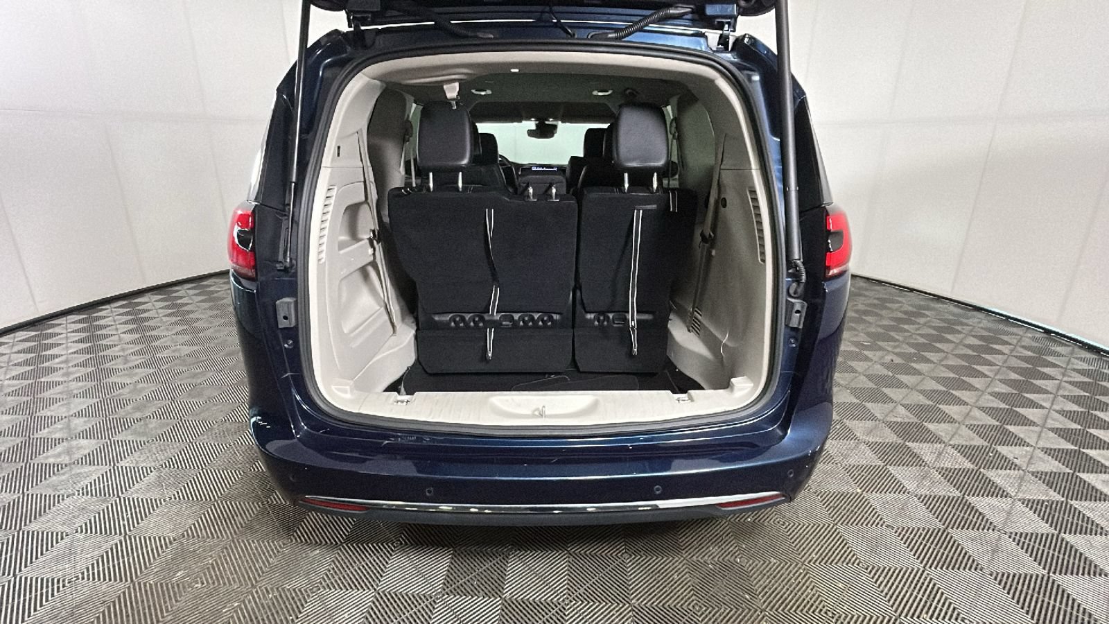 Used 2023 Chrysler Pacifica Touring-L FWD image 30