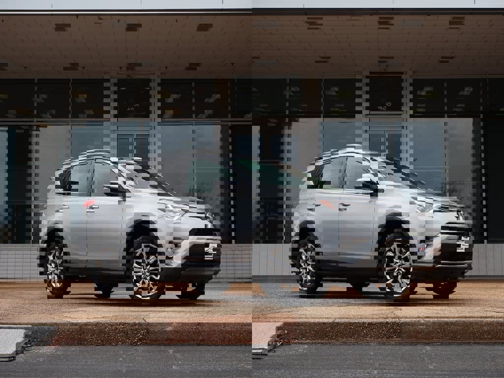 Used 2017 Toyota RAV4 Limited image 2