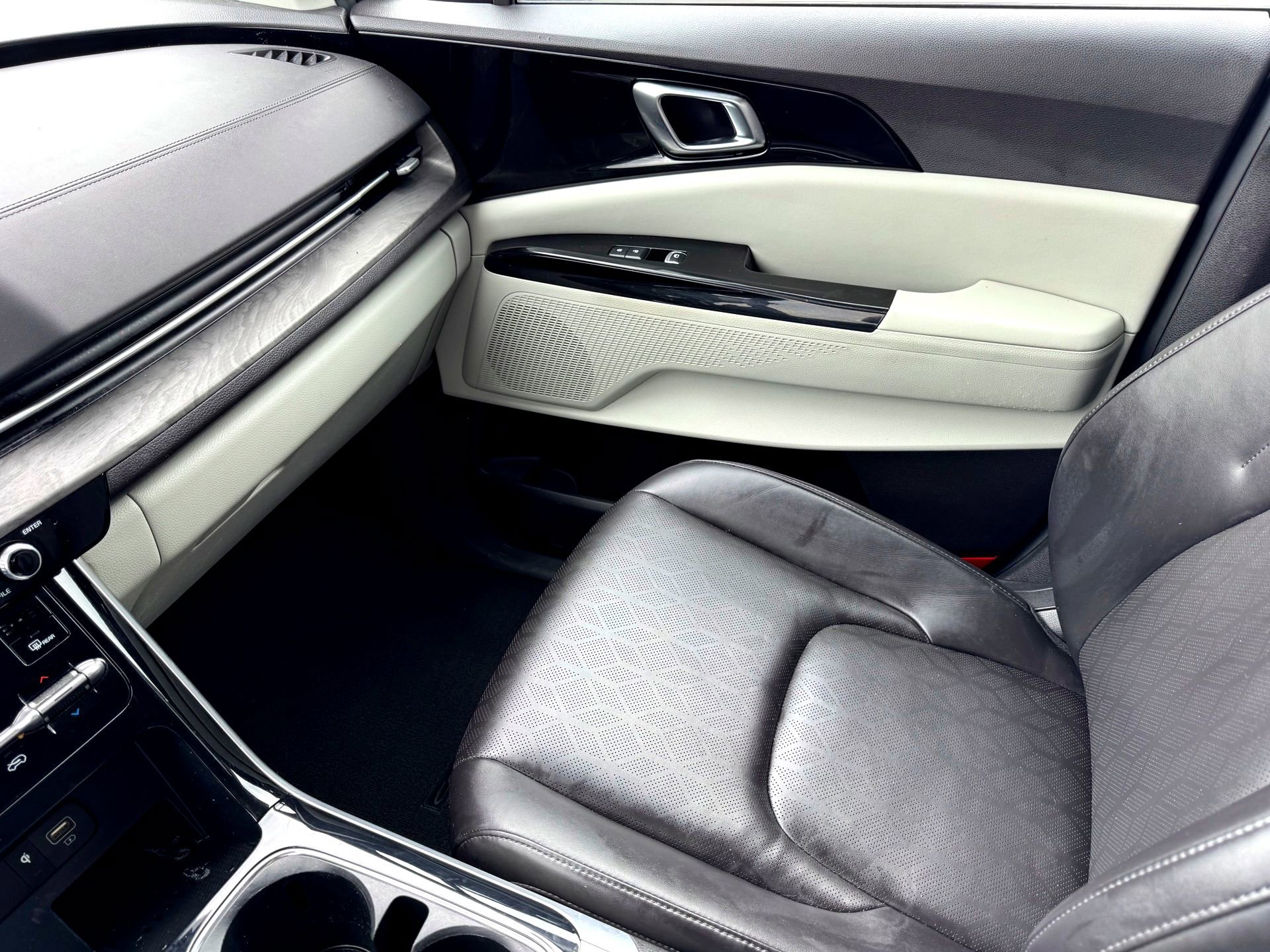 Used 2024 Kia Carnival EX image 31